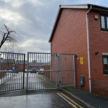 Entire House With Parking * Manchester