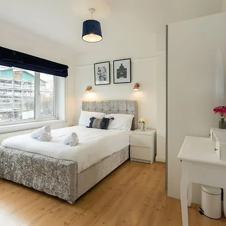 Spacious 3 Bedroom House With Garden In Salford Apartament Manchester