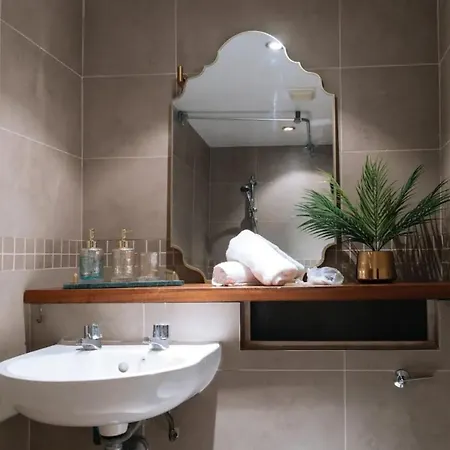 Stylish And 2 Bedroom Flat In Apartament