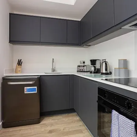 Modern And Stylish 1 Bedroom Flat In Old Trafford Apartment