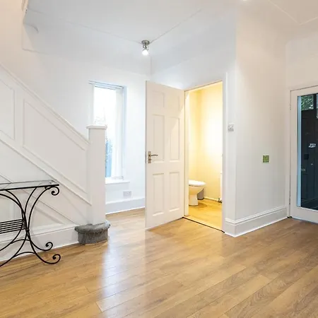 Pillo - Spacious 4 Bedroom Detached House Close To Heaton Park