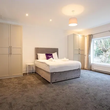 Pillo - Spacious 4 Bedroom Detached House Close To Heaton Park * Manchester