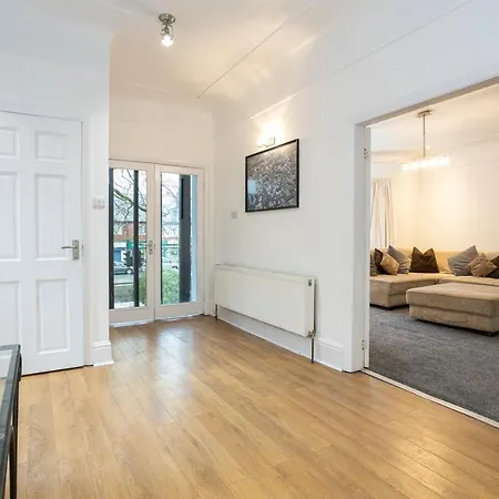 Pillo - Spacious 4 Bedroom Detached House Close To Heaton Park Holiday home Manchester