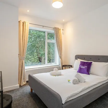Pillo - Spacious 4 Bedroom Detached House Close To Heaton Park