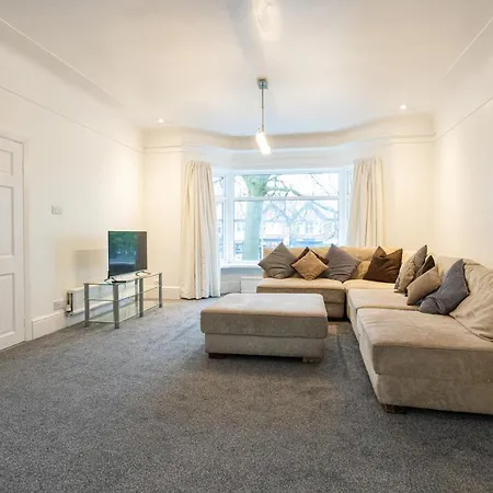 Pillo - Spacious 4 Bedroom Detached House Close To Heaton Park *