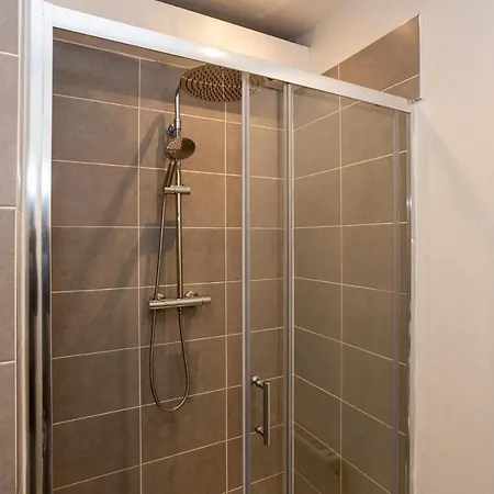 Pillo - Spacious 4 Bedroom Detached House Close To Heaton Park Holiday home Manchester
