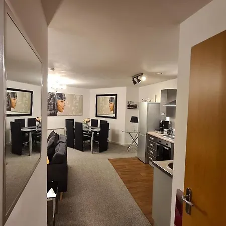 Luxury 2 Bed With Free Wi-fi & Parking Apartment