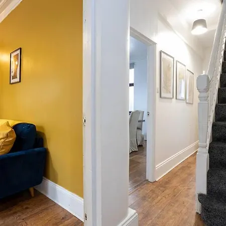 Apartamento Spacious 4 Bed House With Small Garden In Salford *
