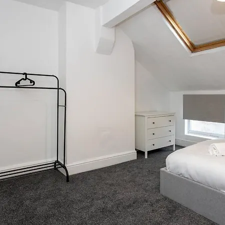 Spacious 4 Bed House With Small Garden In Salford * Mánchester