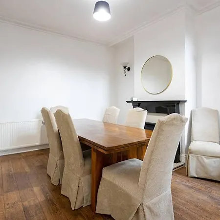 Spacious 4 Bed House With Small Garden In Salford Manchester