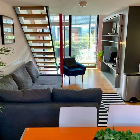 Designer House And Garden With Parking * Manchester