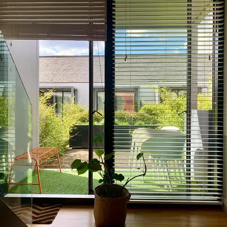 Designer House And Garden With Parking Apartment Manchester
