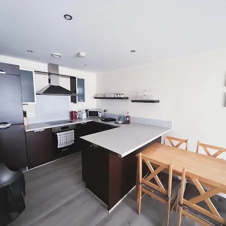 Apartment Spacious 2 Bed Flat, Free Parking, Close To Town *