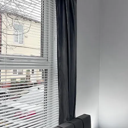 Апартаменты Large 4 Bedroom Townhouse With Free Parking Near Mcr Center Манчестер