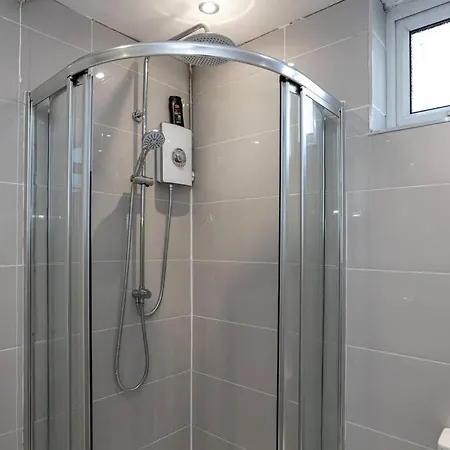 Spacious 4 Bed House With Small Garden In Salford Apartment *