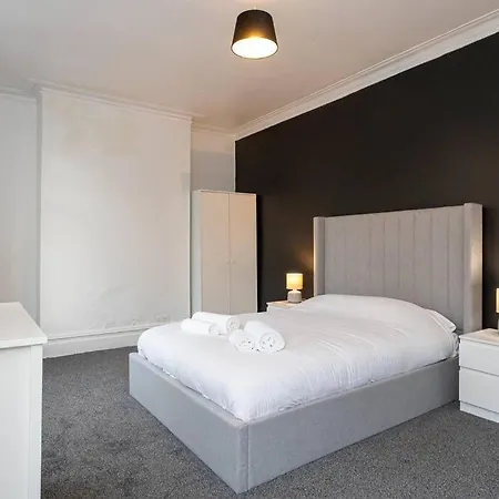 Spacious 4 Bed House With Small Garden In Salford Apartment Manchester