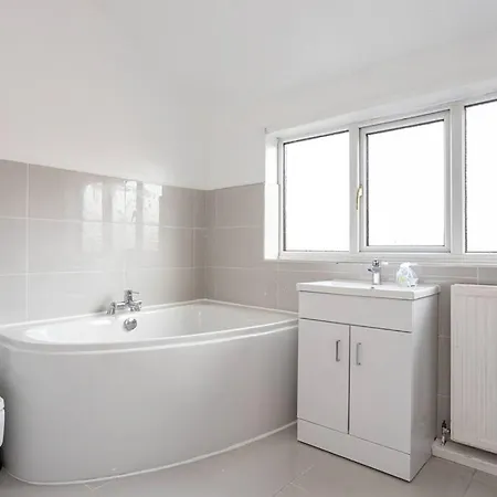 Spacious 4 Bed House With Small Garden In Salford *