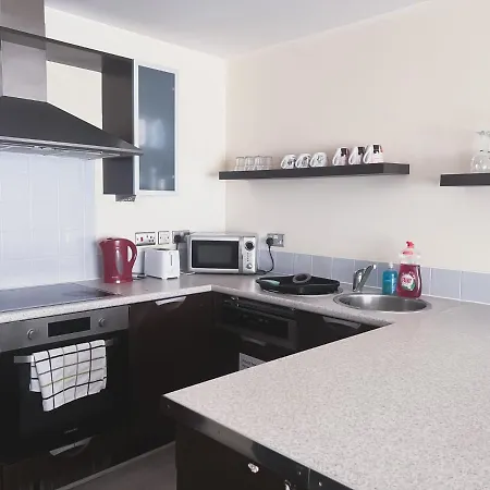 Spacious 2 Bed Flat, Free Parking, Close To Town