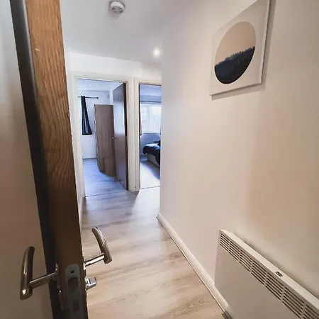 Spacious 2 Bed Flat, Free Parking, Close To Town * Manchester