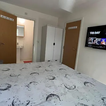 Holiday home Cheerful 4-bedroom House With Multiple Car Parking