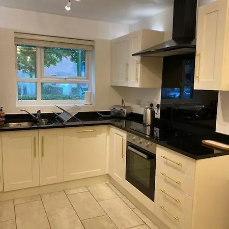 Cheerful 4-bedroom House With Multiple Car Parking Holiday home Manchester