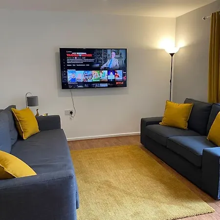 別荘 Cheerful 4-bedroom House With Multiple Car Parking *