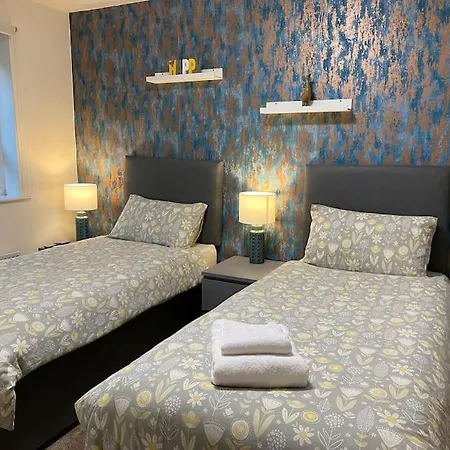 Cheerful 4-bedroom House With Multiple Car Parking * Manchester
