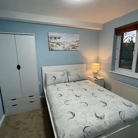 Cheerful 4-bedroom House With Multiple Car Parking Manchester