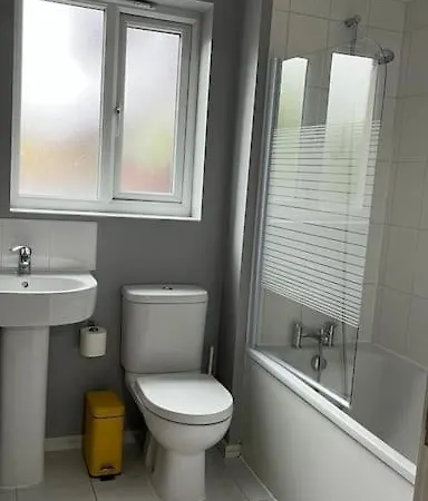 Cheerful 4-bedroom House With Multiple Car Parking