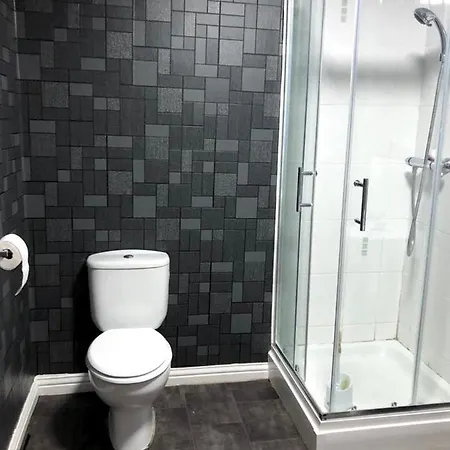 Cosy Spacious 4 Bedroom Town House With Shared Bathrooms, Living Space, Kitchen And Garden