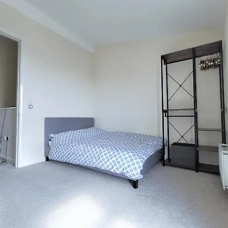Bed & Breakfast Private Bedroom - Shared Facilities - Free Parking - Close To Ethiad Centre Manchester