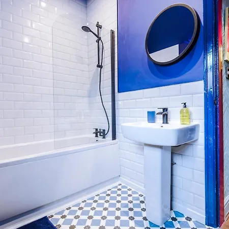 Spacious And Modern 5 Bedroom House *