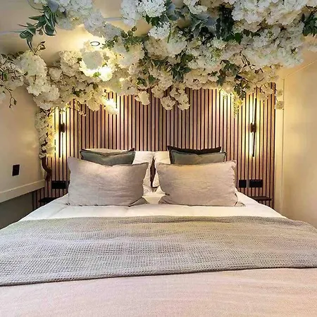 The Vaetten Hues Luxury Boat Hotel en barco
