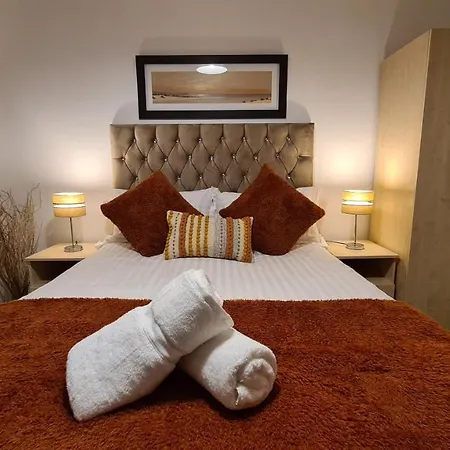 Apartment Luxury 2 Bed With Free Wi-fi & Parking *