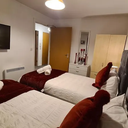 Apartment Luxury 2 Bed With Free Wi-fi & Parking *