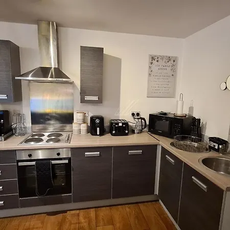 Luxury 2 Bed With Free Wi-fi & Parking