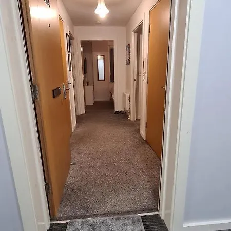 Apartment Luxury 2 Bed With Free Wi-fi & Parking *