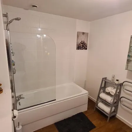 Luxury 2 Bed With Free Wi-fi & Parking Apartment