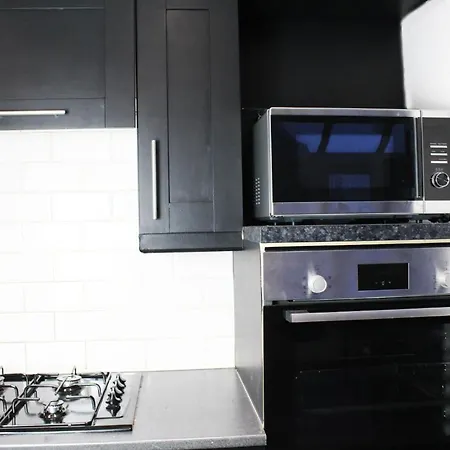 Cosy Spacious 4 Bedroom Town House With Shared Bathrooms, Living Space, Kitchen And Garden Apartment