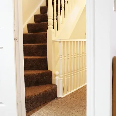 Cosy Spacious 4 Bedroom Town House With Shared Bathrooms, Living Space, Kitchen And Garden Manchester