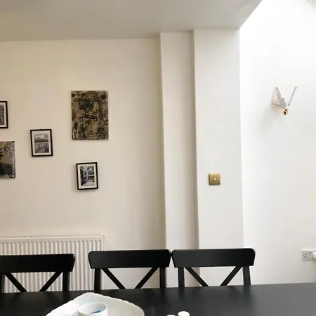 Cosy Spacious 4 Bedroom Town House With Shared Bathrooms, Living Space, Kitchen And Garden * Manchester