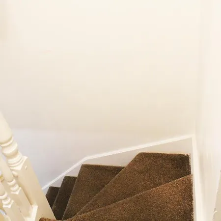 Apartment Cosy Spacious 4 Bedroom Town House With Shared Bathrooms, Living Space, Kitchen And Garden