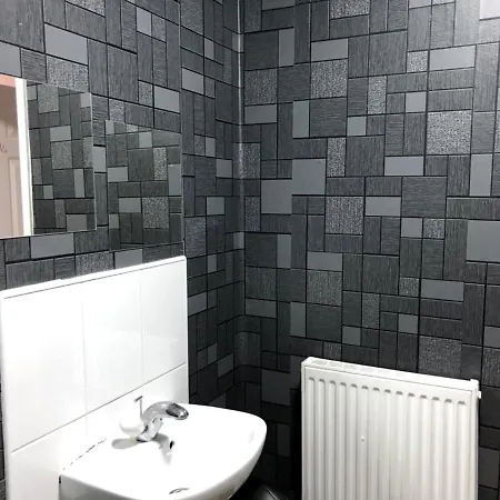 Cosy Spacious 4 Bedroom Town House With Shared Bathrooms, Living Space, Kitchen And Garden *
