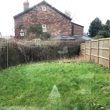 Cosy Spacious 4 Bedroom Town House With Shared Bathrooms, Living Space, Kitchen And Garden Manchester