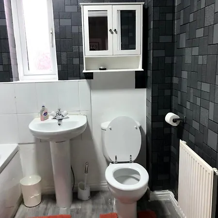 Cosy Spacious 4 Bedroom Town House With Shared Bathrooms, Living Space, Kitchen And Garden Apartment