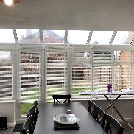 Cosy Spacious 4 Bedroom Town House With Shared Bathrooms, Living Space, Kitchen And Garden Apartment