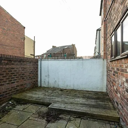 Spacious 4 Bed House With Small Garden In Salford * Manchester