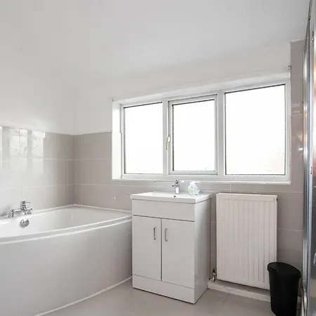 Spacious 4 Bed House With Small Garden In Salford
