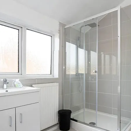 Spacious 4 Bed House With Small Garden In Salford Apartment