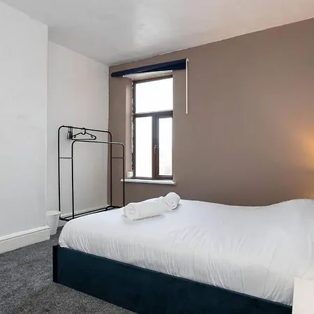 Spacious 4 Bed House With Small Garden In Salford *